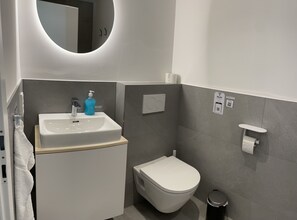 Miljøvenlige toiletartikler, hårtørrer, håndklæder