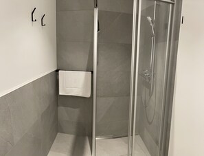 Eco-friendly toiletries, hair dryer, towels - Cozy Double Room - Private Entrance – Easy Self Check-In (Rum)