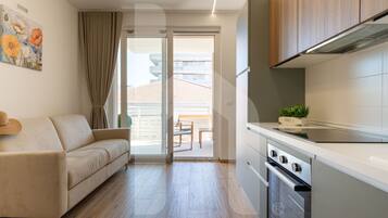 Réfrigérateur, four, batterie de cuisine, vaisselle et ustensiles