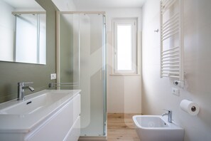 Shower, hair dryer, bidet, towels - Homiday - Residence Incanto - Mallow (Alba Adriatica)