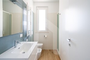 Dusche, Haartrockner, Bidet, Handtücher