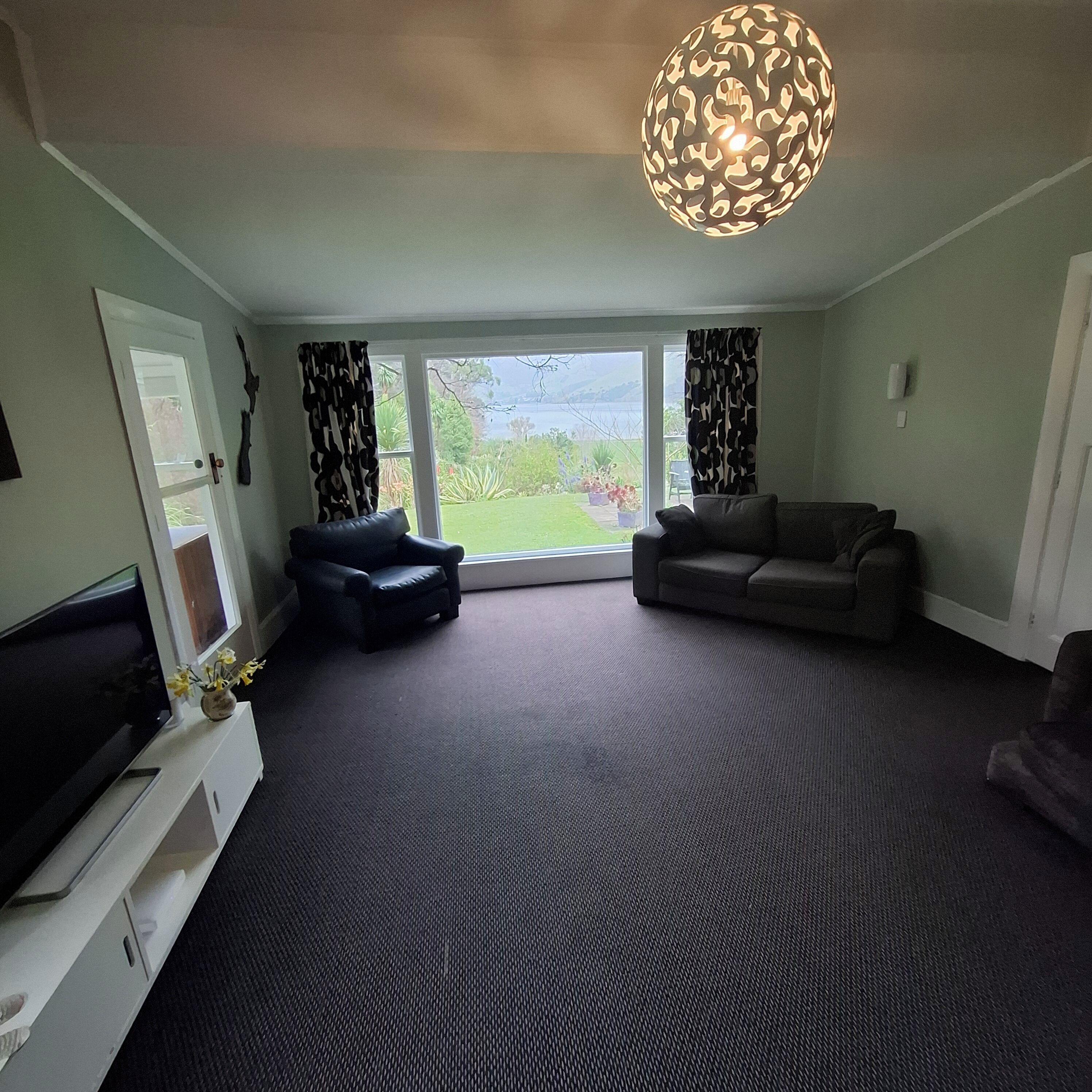 Télévision, cheminée, livres