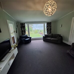 Televisio, takka, kirjoja