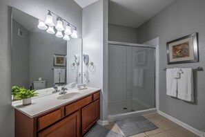 Sèche-cheveux, serviettes fournies