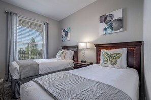 4 makuuhuonetta, silitysrauta/-lauta, vauvan matkasänky, Wi-Fi