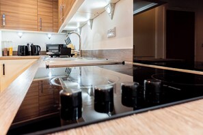 Een koelkast, een microgolfoven, een oven