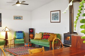 Smart TV, fireplace - Cozy cabin in peaceful Wangoom with AC, WiFi (Wangoom)