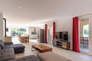 Télévision, table de tennis de table