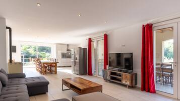 Télévision, table de tennis de table