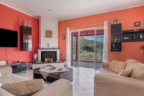 Fernseher, Kamin, Stereoanlage