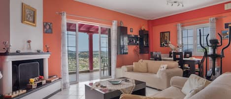 TV, fireplace, stereo