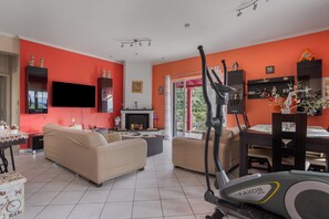 TV, fireplace, stereo