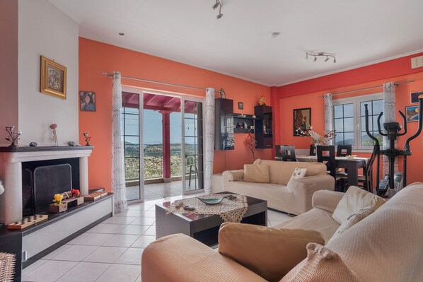 TV, fireplace, stereo