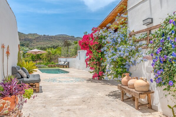 Terrace/patio - Rural House 'Casa Con Vistas A Sierra Nevada' with Mountain Views, Wi-Fi & Air Conditioning (Saleres)
