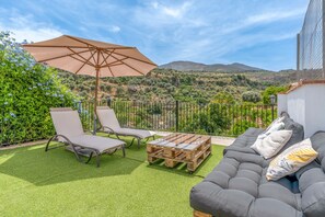 Terrace/patio - Rural House 'Casa Con Vistas A Sierra Nevada' with Mountain Views, Wi-Fi & Air Conditioning (Saleres)