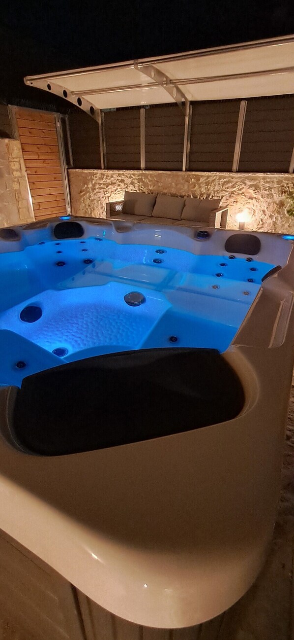 Outdoor spa tub