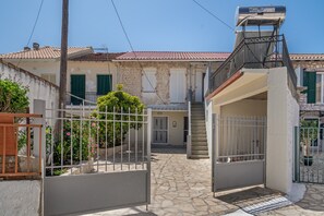 Exterior - Holiday Home 'Sparto' with Private Terrace, Wi-Fi and Air Conditioning (Spartochori)