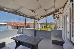 Outdoor dining - Holiday Home 'Sparto' with Private Terrace, Wi-Fi and Air Conditioning (Spartochori)