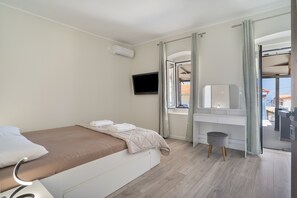 Iron/ironing board, free WiFi, bed sheets