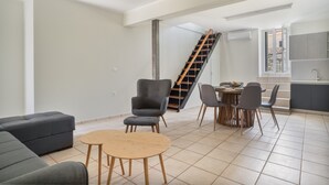 A modern living space with a staircase, a dining area, and a kitchen. - Holiday Home 'Sparto' with Private Terrace, Wi-Fi and Air Conditioning (Spartochori)