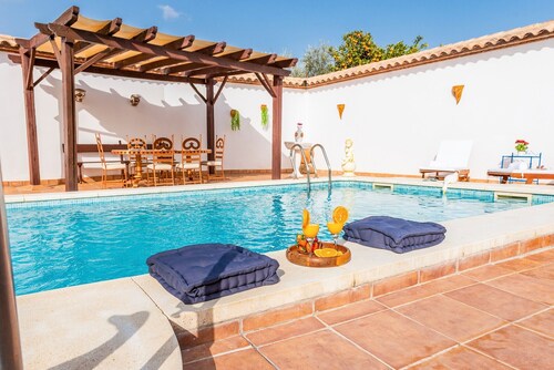 Country House 'Los Mellizos' with Private Pool, Wi-Fi and Air Conditioning