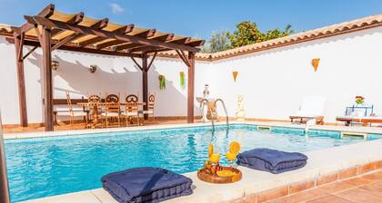 Country House 'Los Mellizos' with Private Pool, Wi-Fi and Air Conditioning