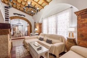TV - Country House 'Los Mellizos' with Private Pool, Wi-Fi and Air Conditioning (Peñaflor)