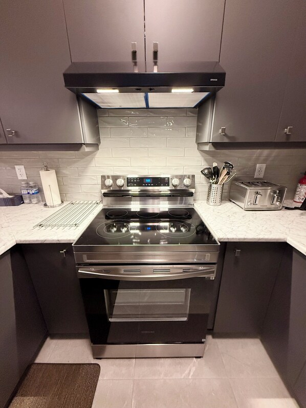 ميكروويف، فرن، موقد طهي مسطح، غسالة أطباق