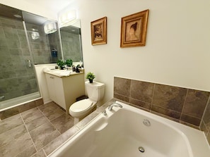 Hair dryer, towels, soap, toilet paper - Home away from home- Minutes from Niagara Falls and theme park. (Thorold)