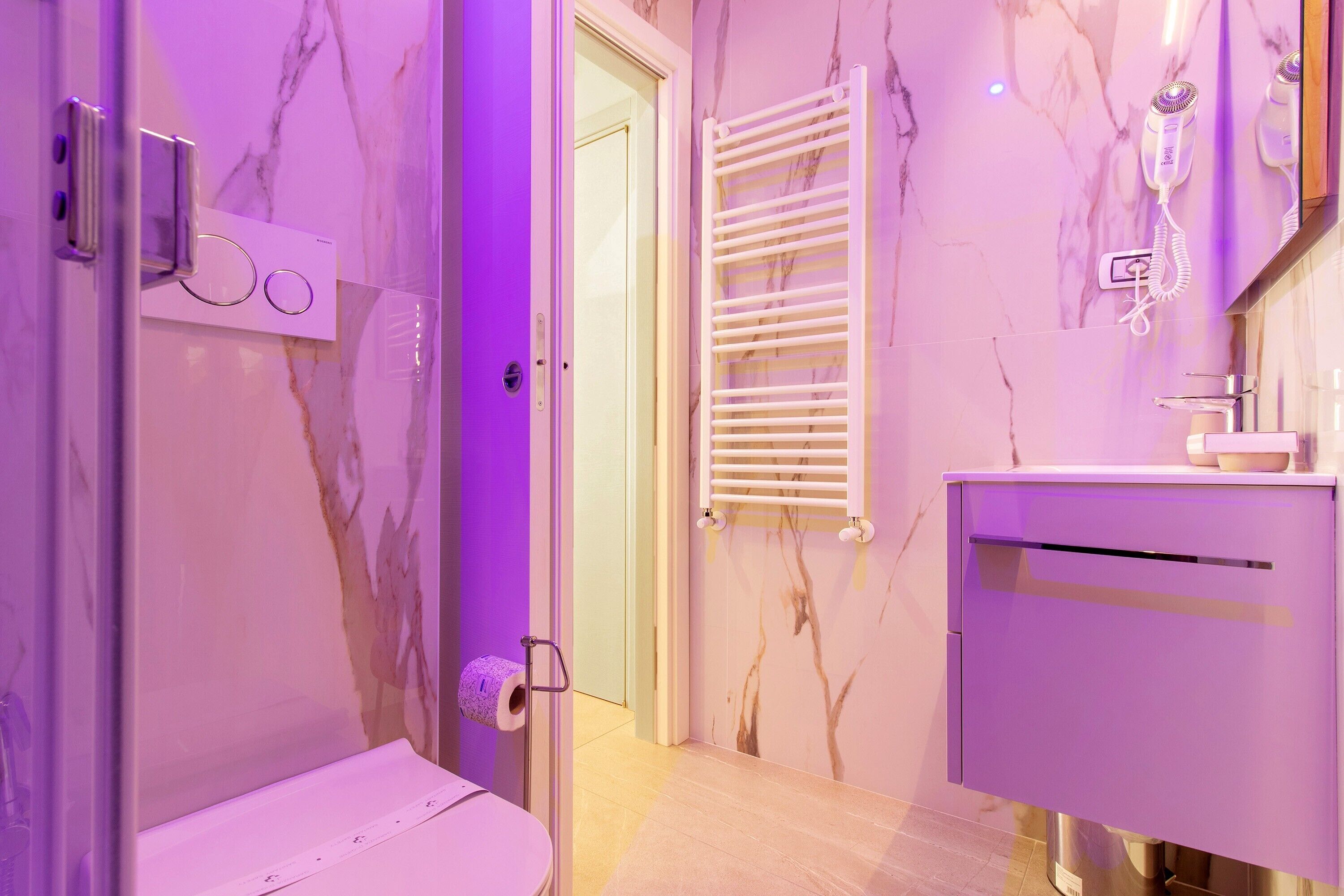 Dusche, Haartrockner, Handtücher