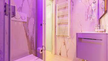 Dusche, Haartrockner, Handtücher