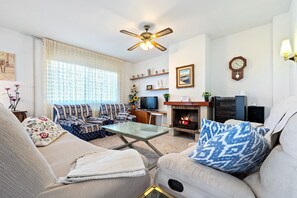 TV, fireplace - Holiday Home 'Anglada' with Sea View, Private Pool and Air Conditioning (Calafell)