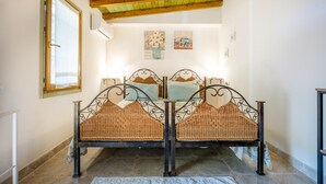 Una stanza con un letto, una finestra e un condizionatore d'aria a parete.