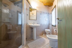 Regadera, secadora de cabello, toallas 