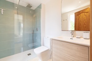 Dusche, Haartrockner, Handtücher