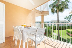 Outdoor dining - Apartment 'Llenaire' with Mountain View, Wi-Fi and Air Conditioning (Port de Pollença)