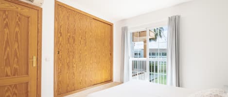 3 slaapkamers, een strijkplank/strijkijzer, gratis wifi, beddengoed
