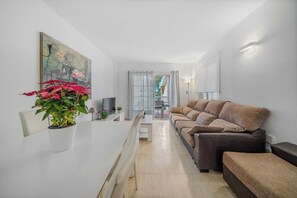 TV - Apartment 'Llenaire' with Mountain View, Wi-Fi and Air Conditioning (Port de Pollença)