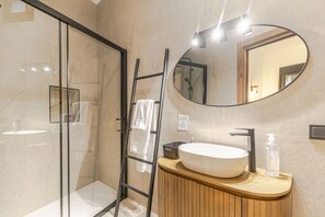 Een douche, een haardroger, handdoeken