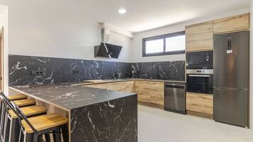 Frigorífico, microondas, horno y placa de cocina