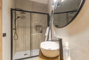 Shower, hair dryer, towels, shampoo - RentitSpain Casa Lavadero: History and Comfort (Laujar de Andarax)