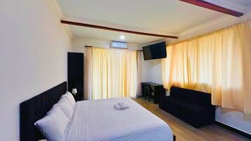 Enkeltrom – superior, balkong, delvis utsikt mot innsjø | Skrivebord, skrivebord for bærbar PC og wi-fi (inkludert)