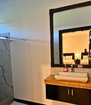 Luxury Double Room, Balcony, Lake View | Bathroom