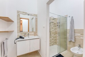 淋浴设施、吹风机、毛巾