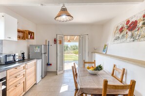 Frigorífico, microondas, horno y placa de cocina