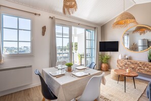 Dining - Apartment 'La Terrasse Du Golf' with Shared Pool, Private Terrace and Balcony (Talmont-Saint-Hilaire)