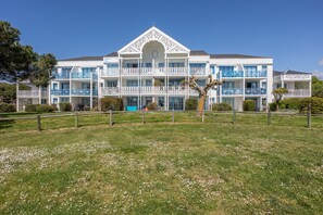 Exterior - Apartment 'La Terrasse Du Golf' with Shared Pool, Private Terrace and Balcony (Talmont-Saint-Hilaire)