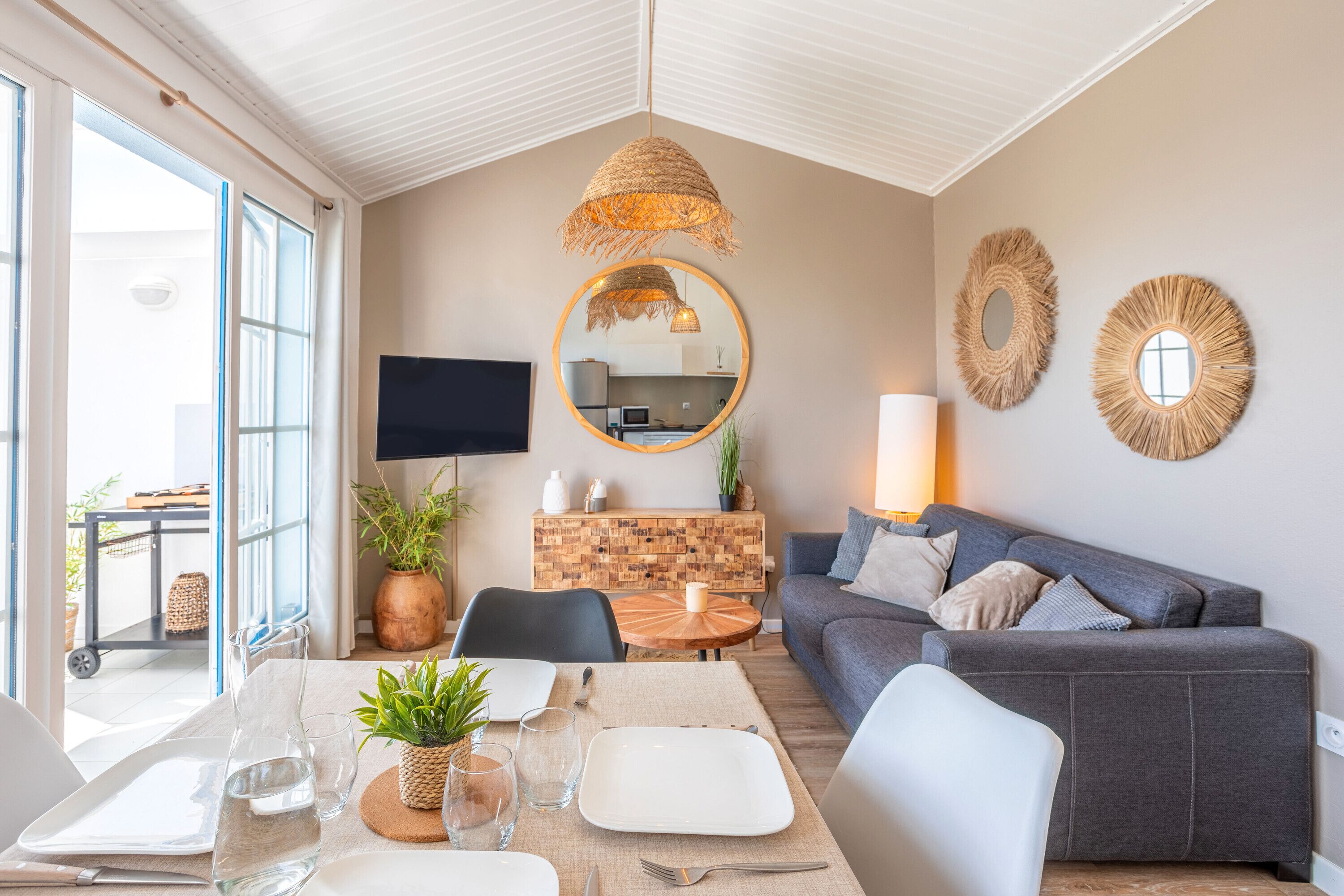 Una televisión, una mesa de tenis de mesa