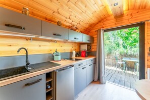 Kühlschrank, Mikrowelle, Herdplatte, Wasserkocher mit Kaffee-/Teezubehör