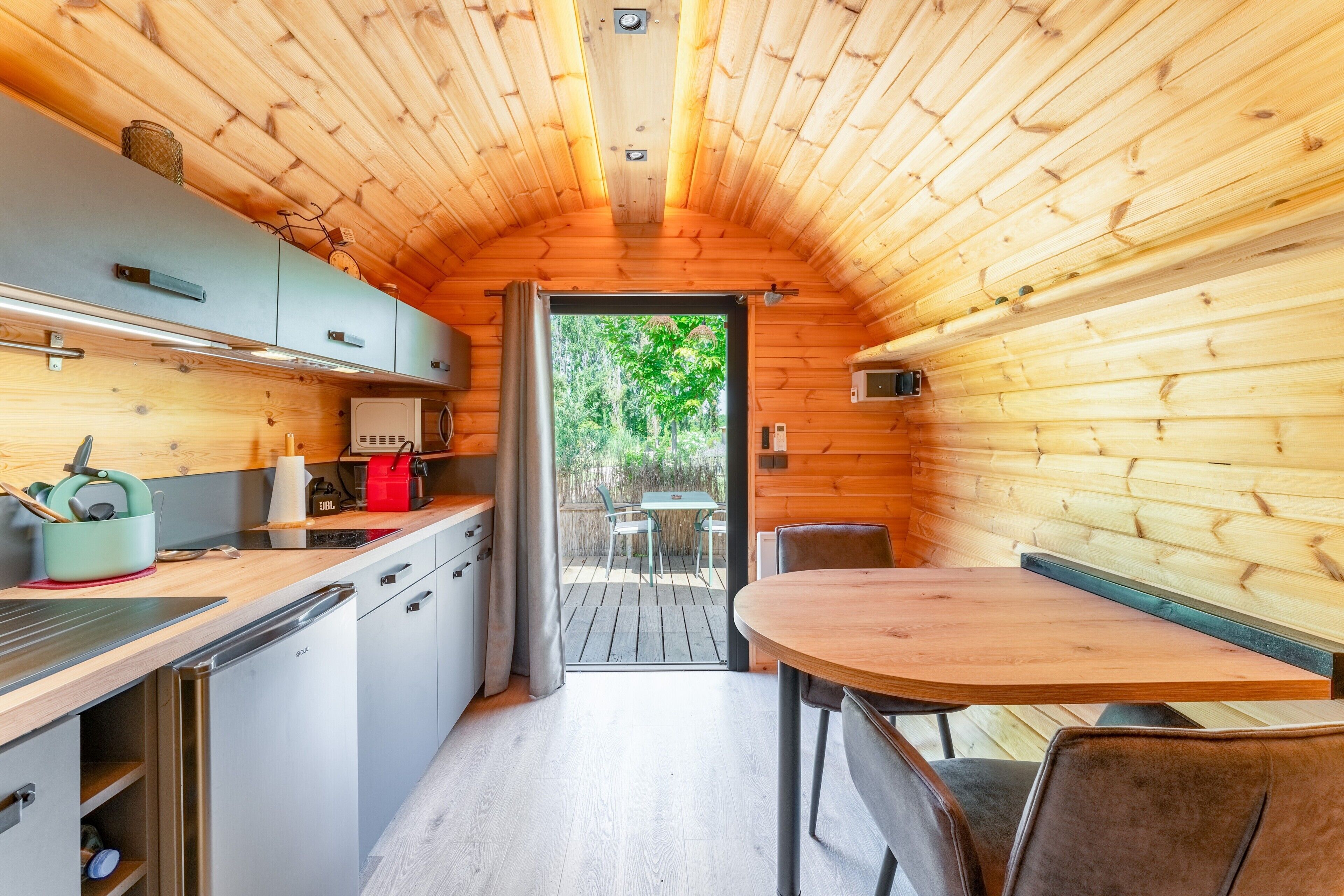 Frigorifero, microonde, piano cottura, macchina per tè/caffè